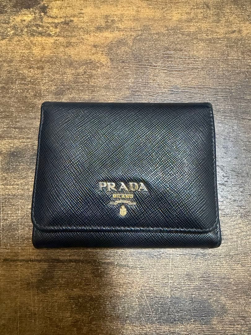 Prada ブラックレザー三つ折り財布