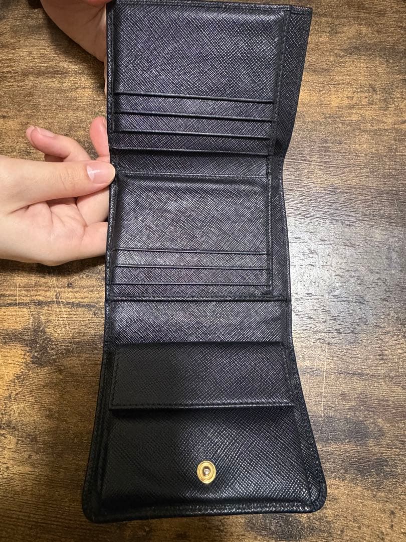 Prada ブラックレザー三つ折り財布