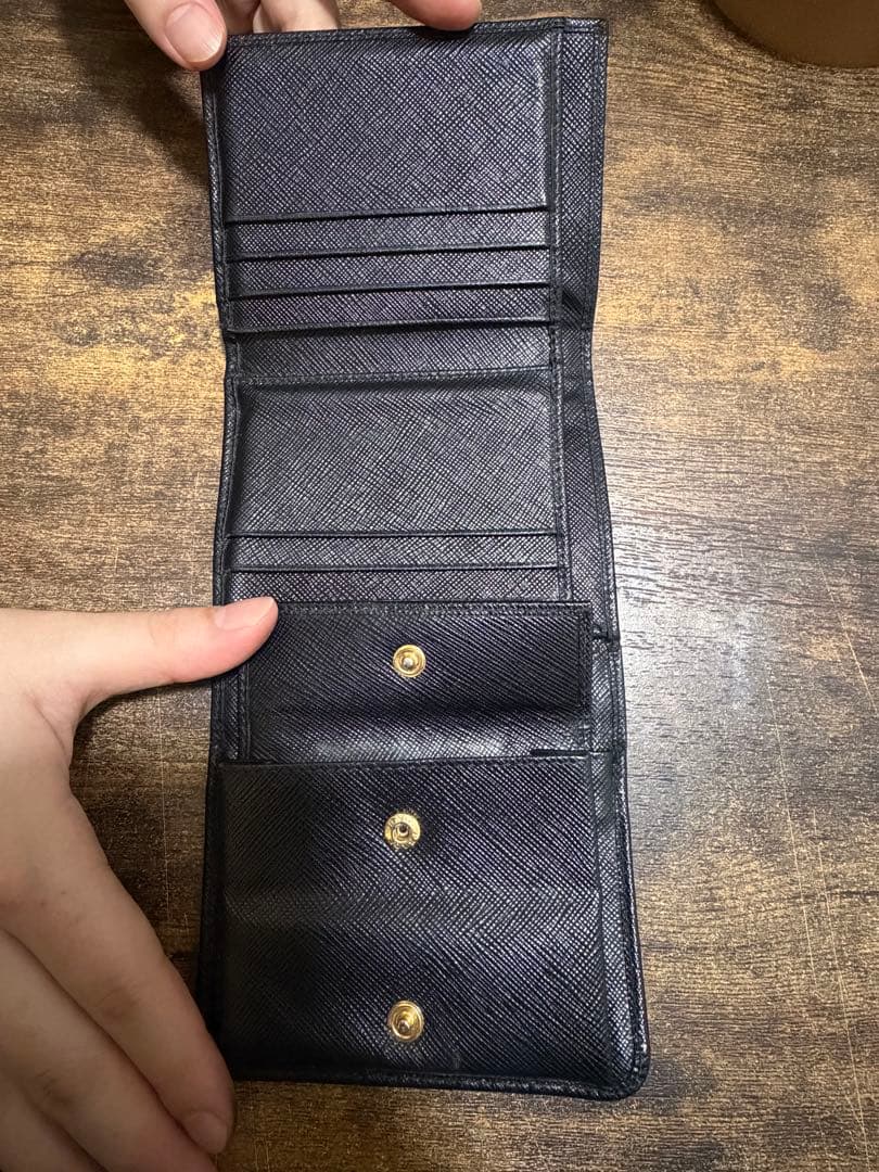 Prada ブラックレザー三つ折り財布