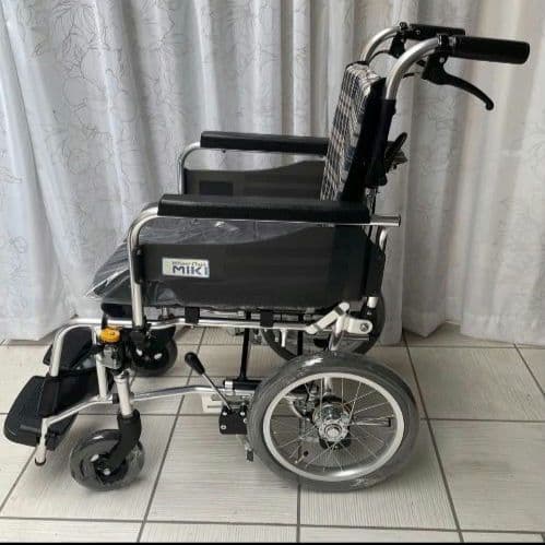♿ 便利な多機能 介助式 車椅子 (新品の低反発座クッションと背シート)