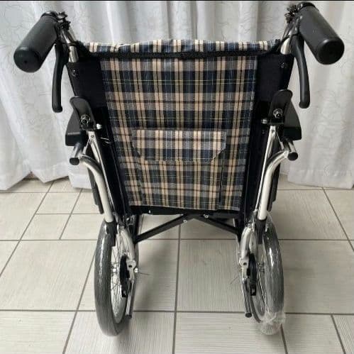 ♿ 便利な多機能 介助式 車椅子 (新品の低反発座クッションと背シート)