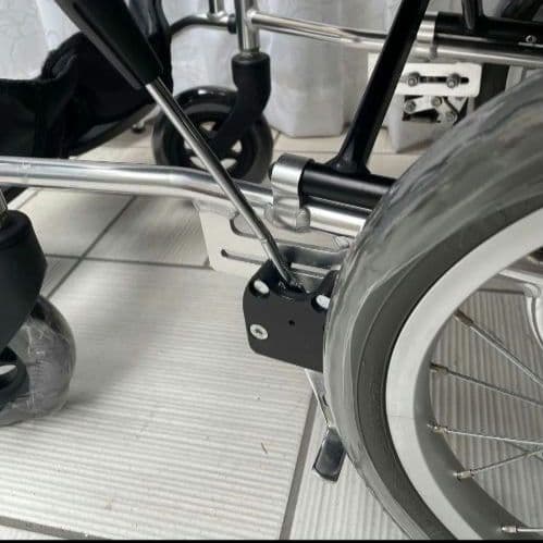 ♿ 便利な多機能 介助式 車椅子 (新品の低反発座クッションと背シート)