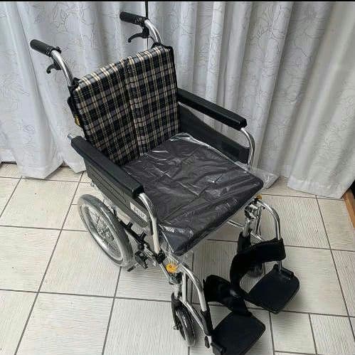♿ 便利な多機能 介助式 車椅子 (新品の低反発座クッションと背シート)