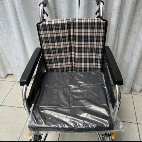 ♿ 便利な多機能 介助式 車椅子 (新品の低反発座クッションと背シート)
