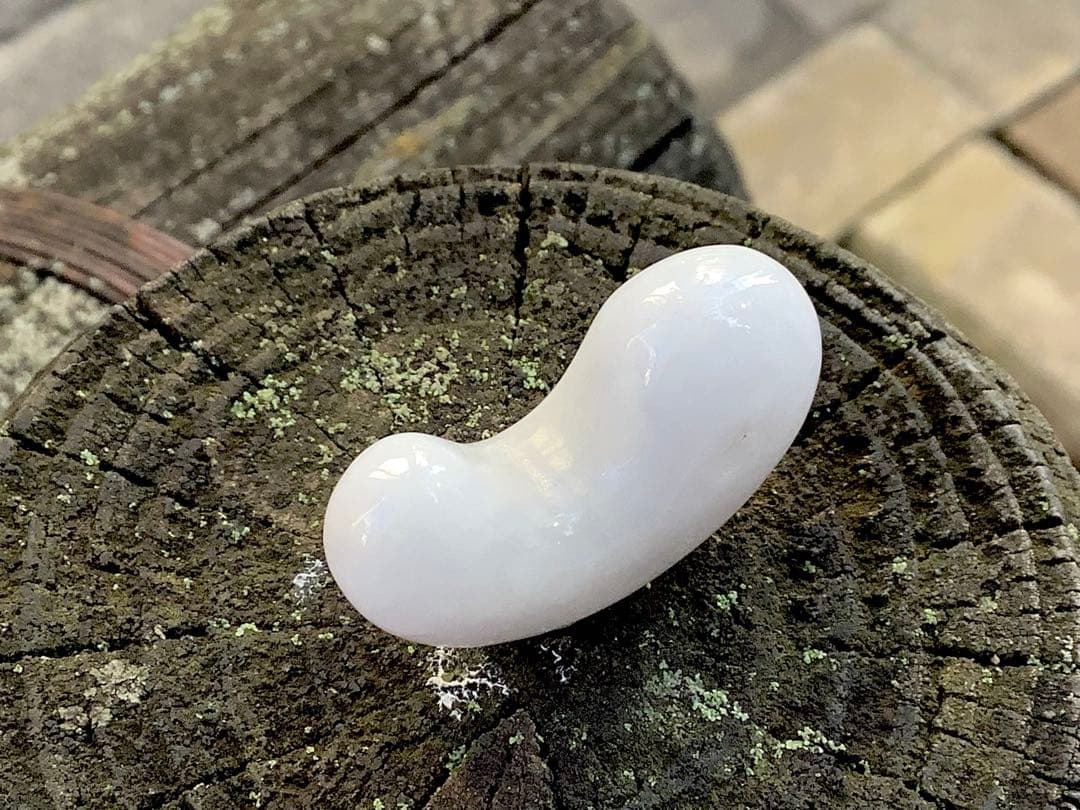 ✳白地肌*無垢物　超お買い得お値段設定‼️糸魚川翡翠勾玉　本物鑑定付15万円以上‼️