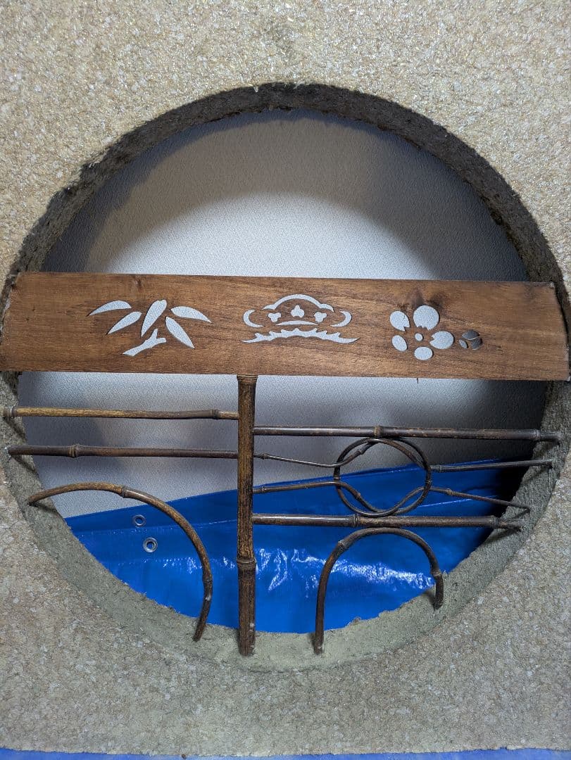 土壁の丸型飾り窓