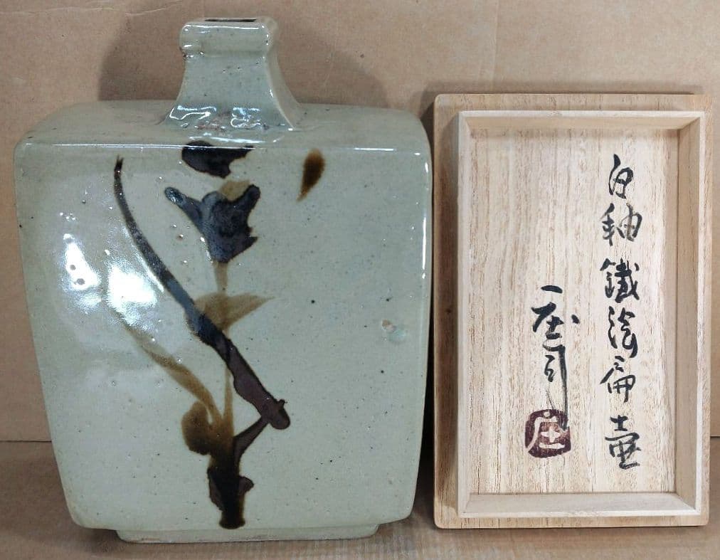 濱田庄司(浜田庄司) 白釉鐵絵扁壷 共箱 人間国宝 益子焼 美品 黍花文 花文