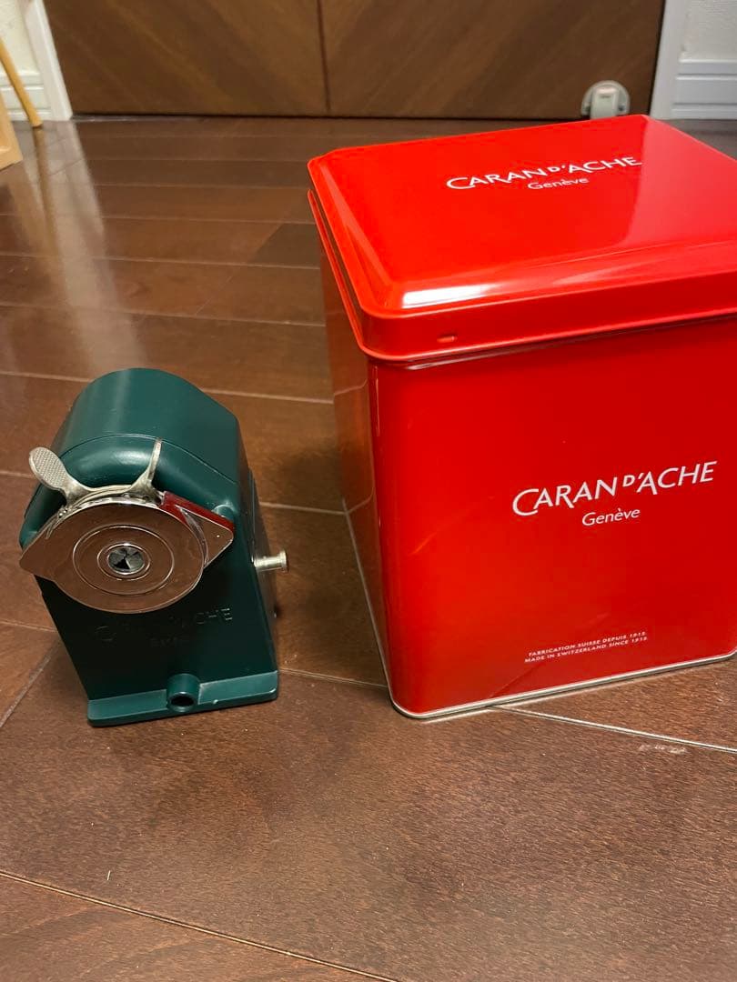 CARAN D'ACHE（カランダッシュ）メタルシャープナー ワンダーフォレスト