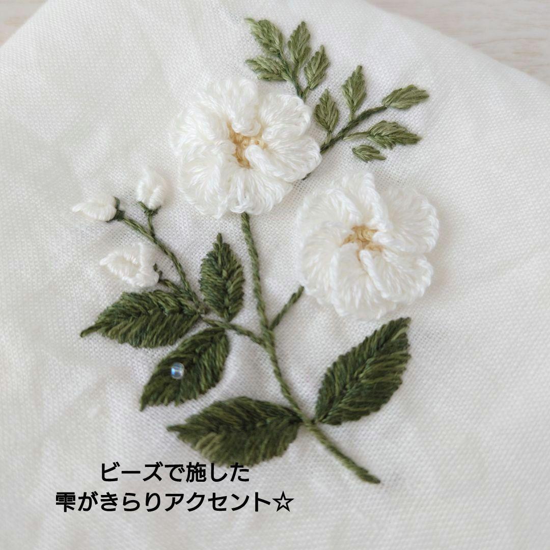 手刺繍入り　リネンクロス/リネンハンカチ【一重咲の白いバラ】