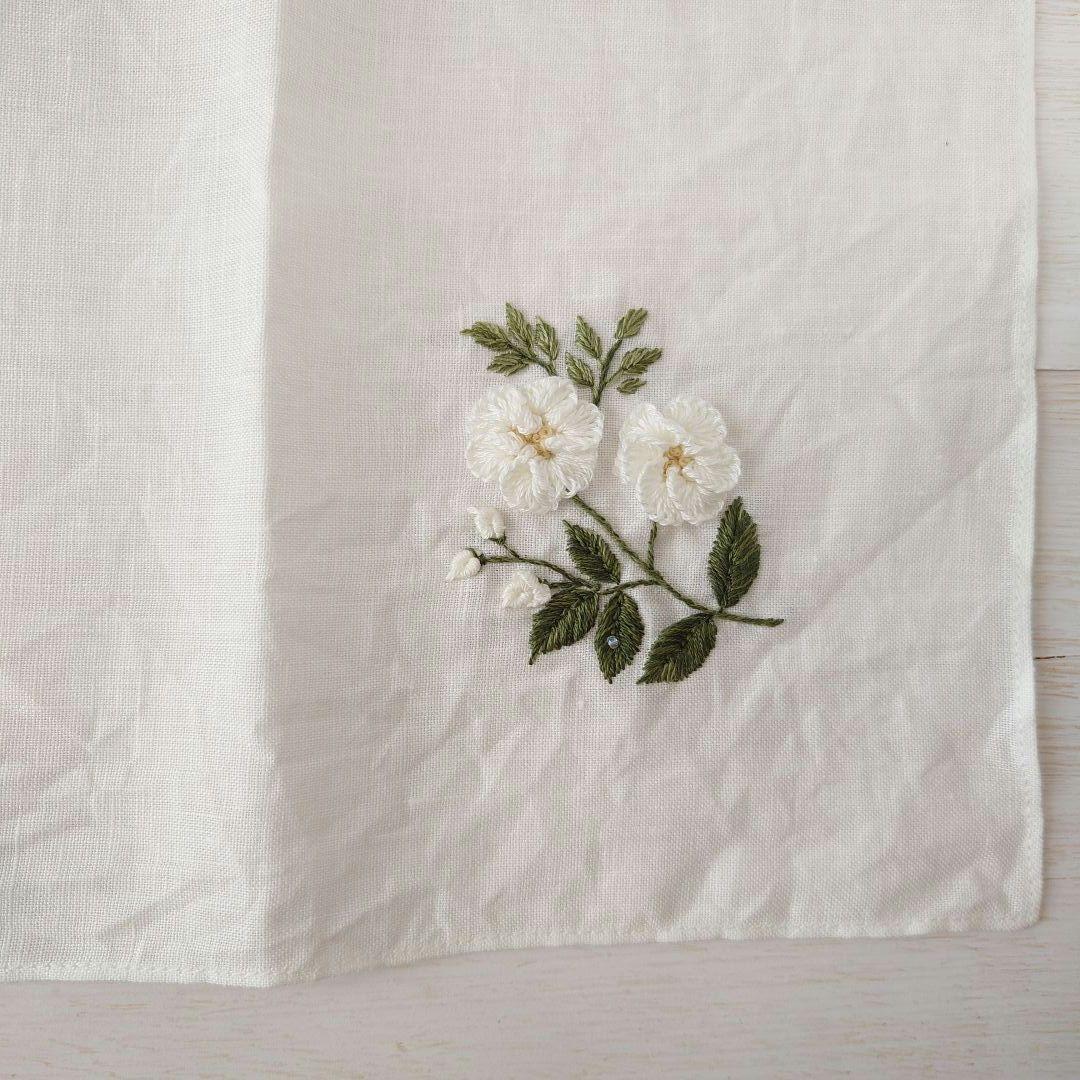 手刺繍入り　リネンクロス/リネンハンカチ【一重咲の白いバラ】