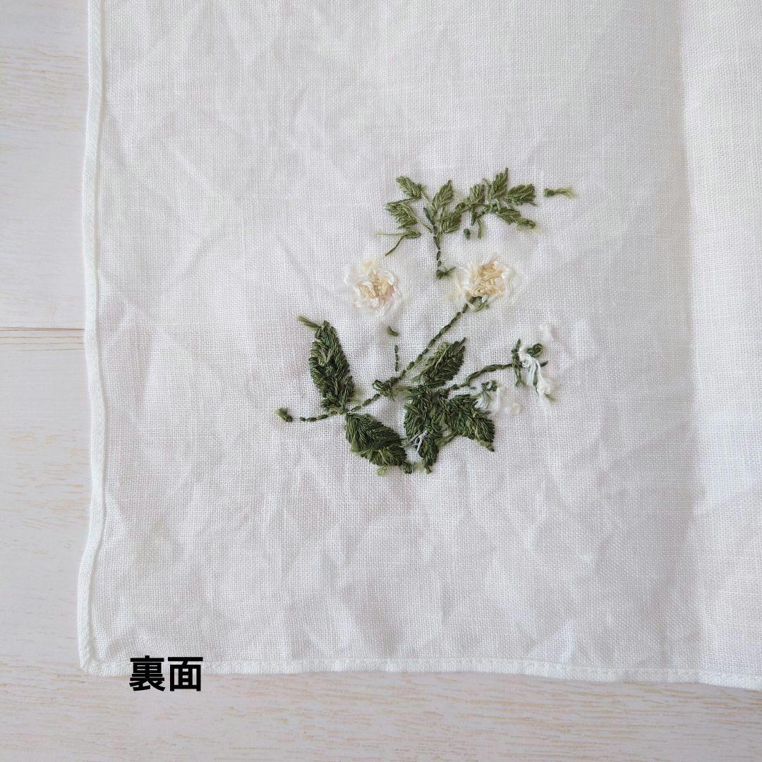 手刺繍入り　リネンクロス/リネンハンカチ【一重咲の白いバラ】