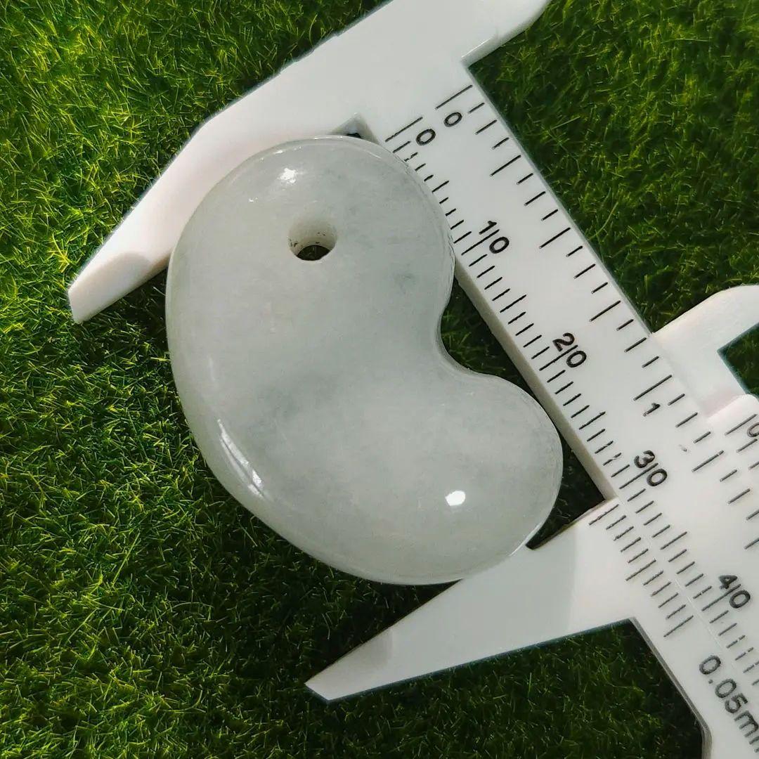 極上プレミアム・アイスジェイド・透明感抜群・艶美麗　糸魚川天然翡翠勾玉　X437