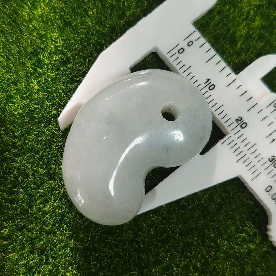 極上プレミアム・アイスジェイド・透明感抜群・艶美麗　糸魚川天然翡翠勾玉　X437