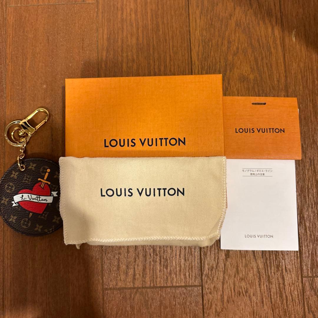 Louis Vuitton キーホルダー LVロゴ ハート