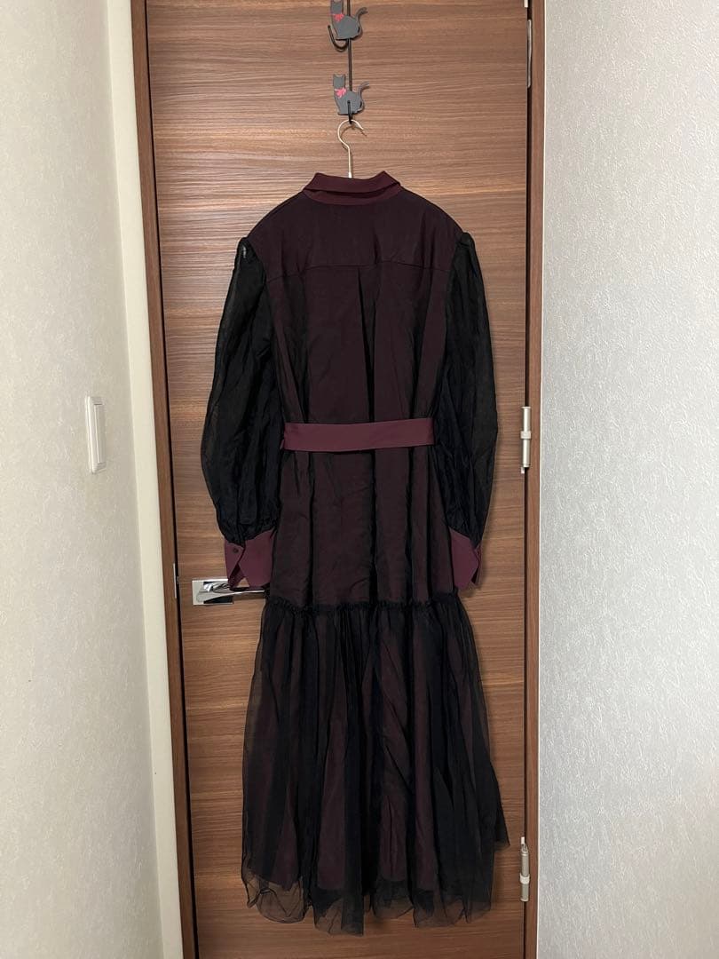 ワインレッドと黒のロングドレス　チュールレイヤーデザインワンピース HARE