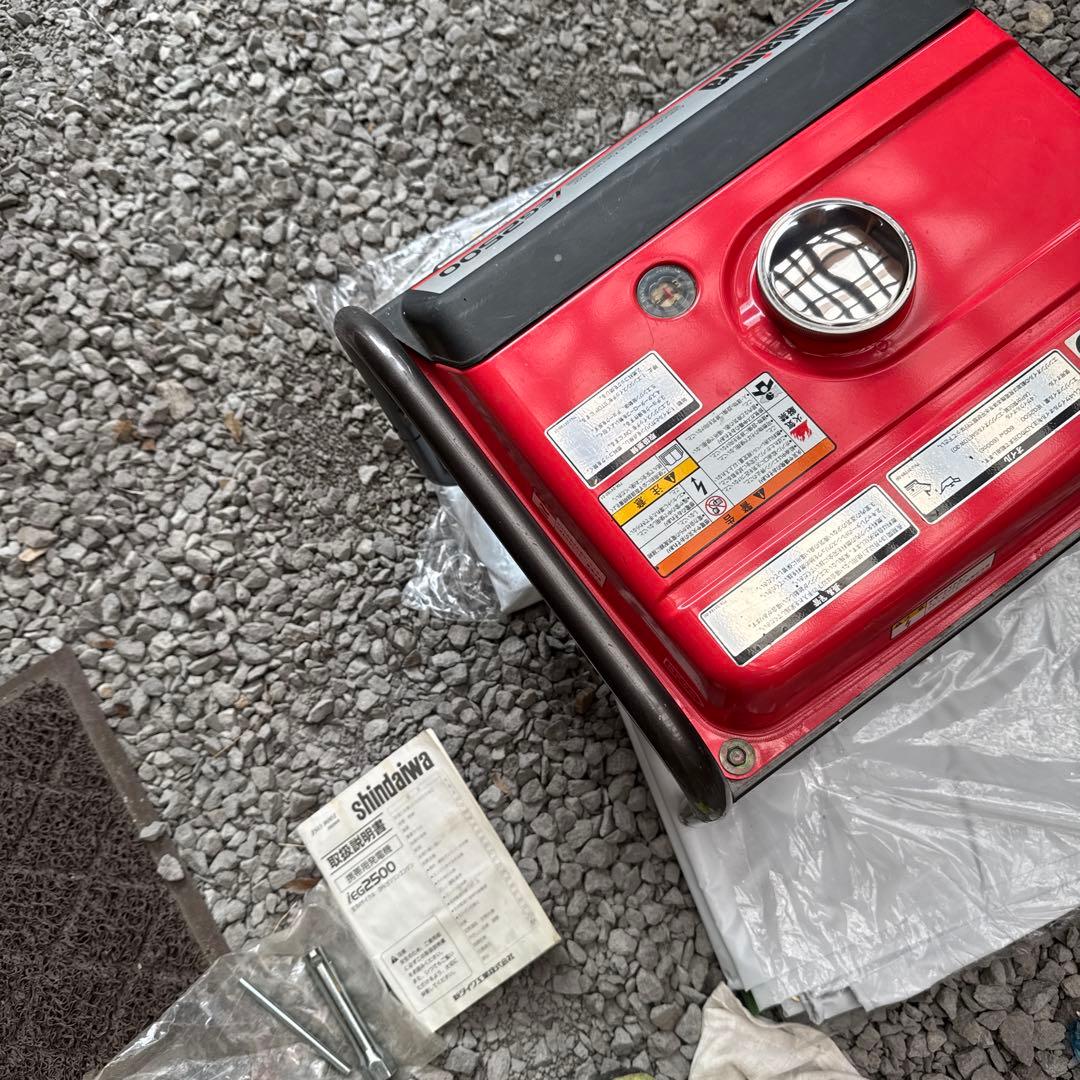 美品【Shindaiwa iEG2500】 ガソリンエンジン インバーター発電機