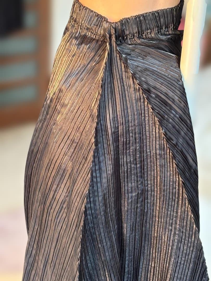 ISSEYMIYAKE プリーツ ロングスカート バックの折り目が特徴です