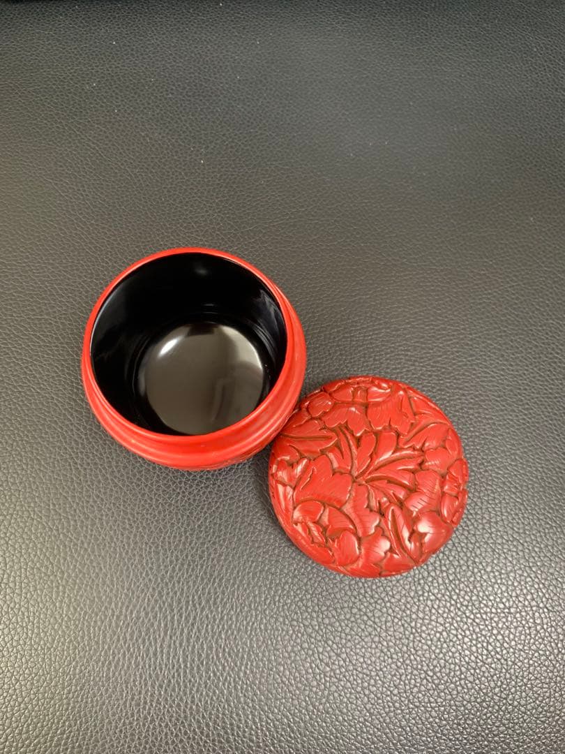 【朱塗中棗】山田泉山 作　牡丹唐草彫　伝統的工芸品(No.94606)シール付き