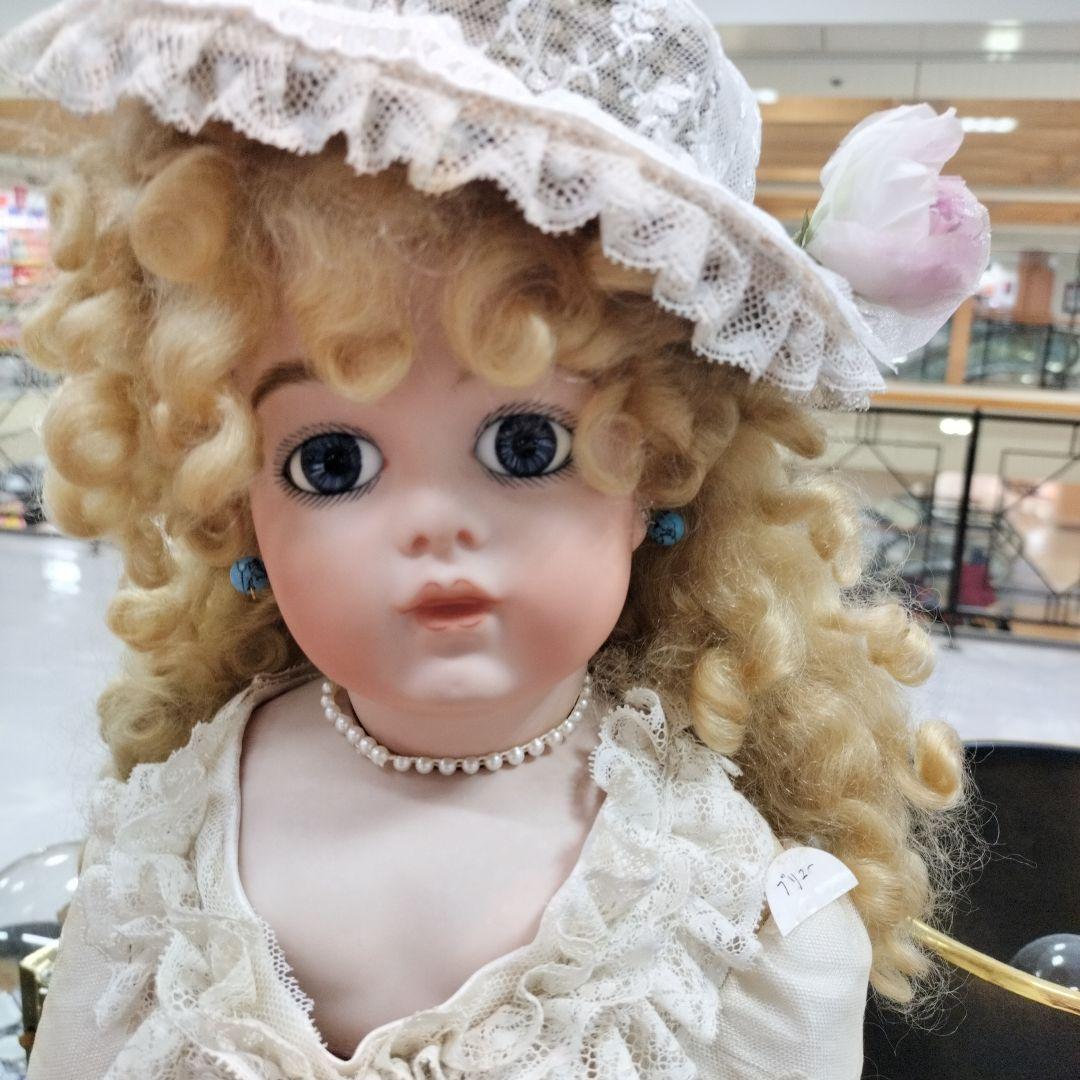 あさともハンドメイドのアンティークビスクドールベージュ色のドレスの人形