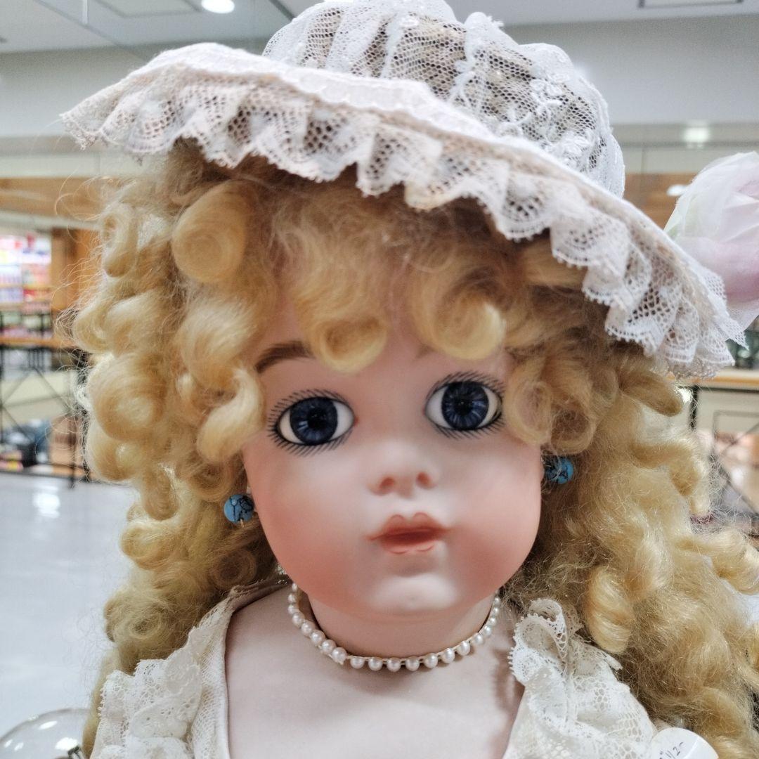 あさともハンドメイドのアンティークビスクドールベージュ色のドレスの人形