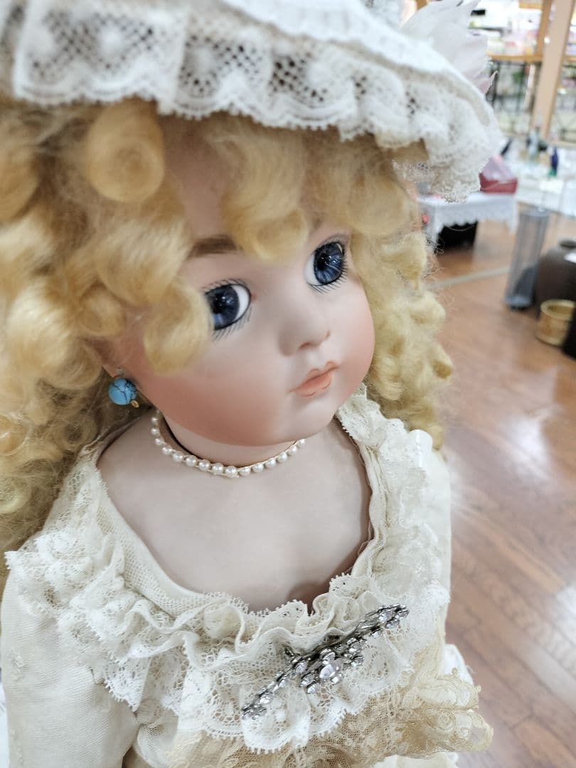 あさともハンドメイドのアンティークビスクドールベージュ色のドレスの人形