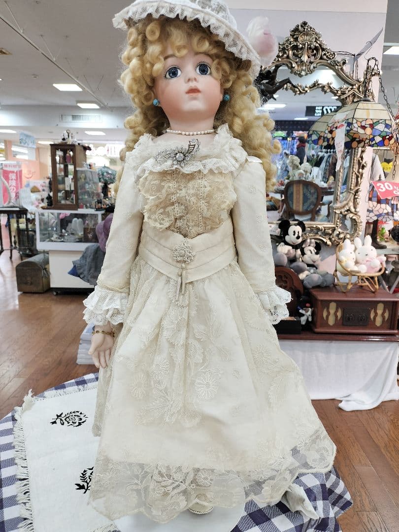 あさともハンドメイドのアンティークビスクドールベージュ色のドレスの人形