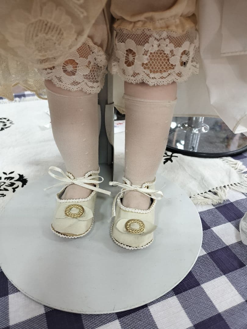 あさともハンドメイドのアンティークビスクドールベージュ色のドレスの人形