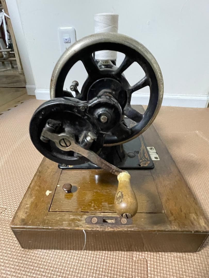 NEW SEWING MACHINE　古い手回しミシン　アンティーク