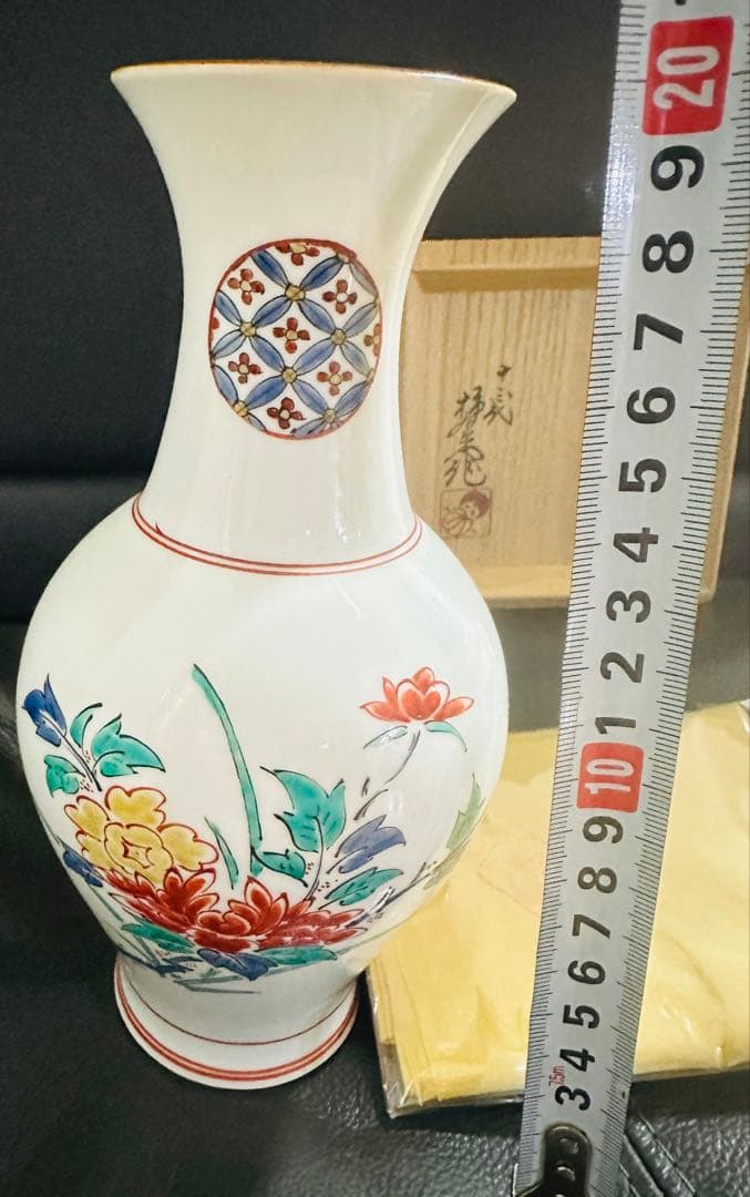 人間国宝十三代酒井田柿右衛門 本人作濁手草花文花瓶 高さ約20 cm共箱 共布