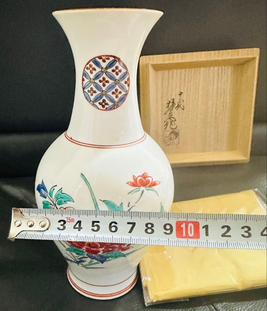 人間国宝十三代酒井田柿右衛門 本人作濁手草花文花瓶 高さ約20 cm共箱 共布