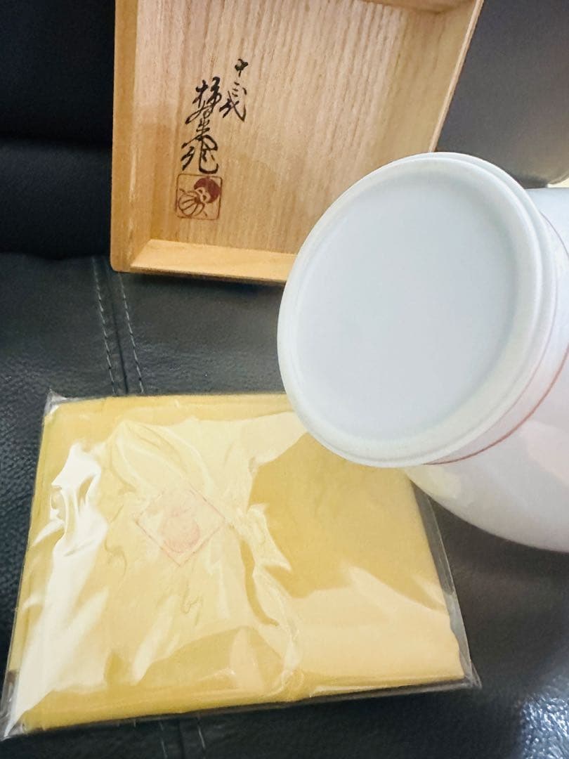 人間国宝十三代酒井田柿右衛門 本人作濁手草花文花瓶 高さ約20 cm共箱 共布