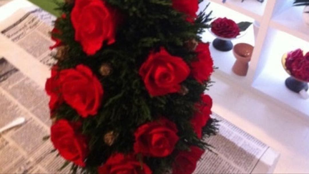 フレッシュ　赤いバラ装飾のクリスマスツリー薔薇12輪