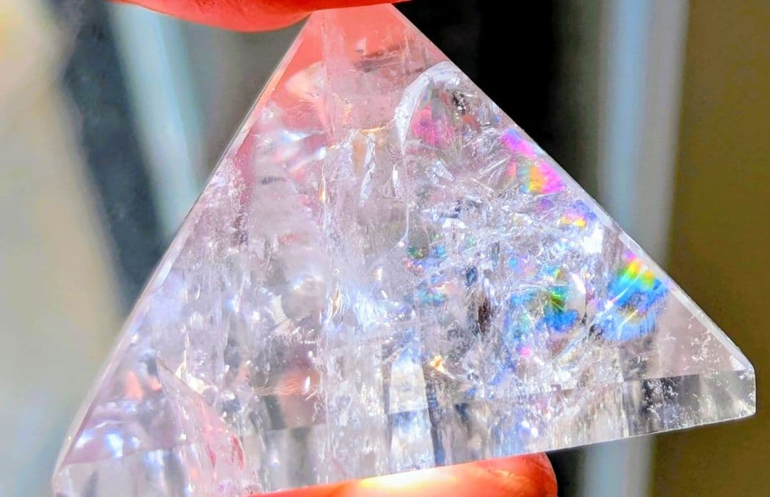 虹色の輝き 水晶のピラミッド型置物 クリアクォーツ