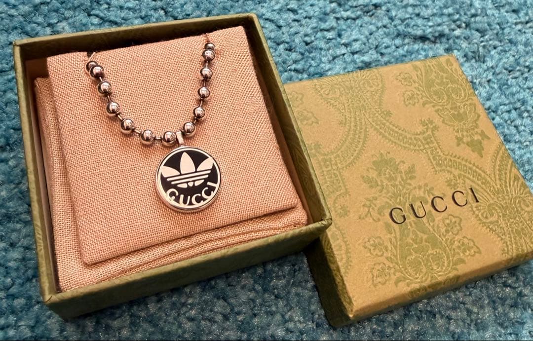 GUCCI アディダスロゴ ネックレス シルバー
