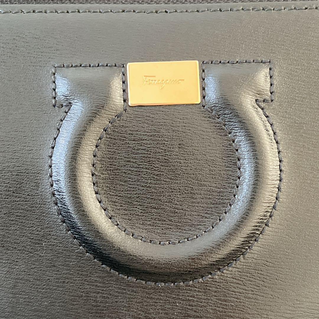 未使用級★Salvatore Ferragamo★ガンチーニ ボディバッグ 黒金