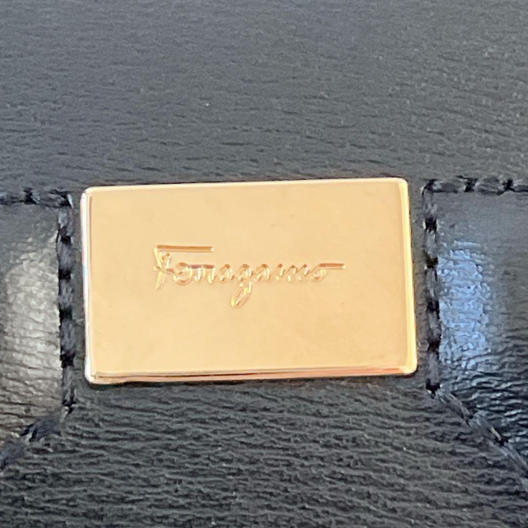 未使用級★Salvatore Ferragamo★ガンチーニ ボディバッグ 黒金
