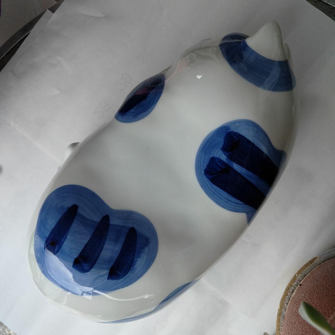 青と白の猫の陶器、かわいい表情で癒される。枕としても使える。