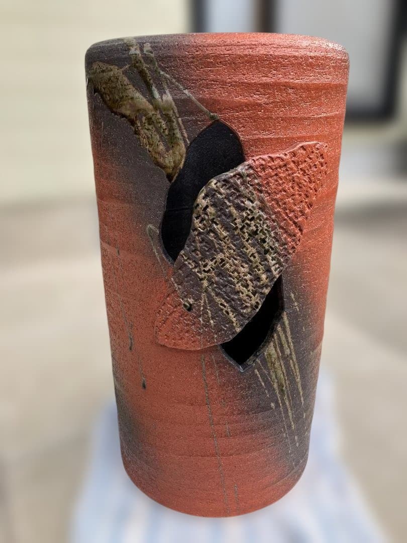 土と炎が織りなす芸術〝わびさび〟の趣を今に伝えている穴あき傘立て 重厚な陶器製