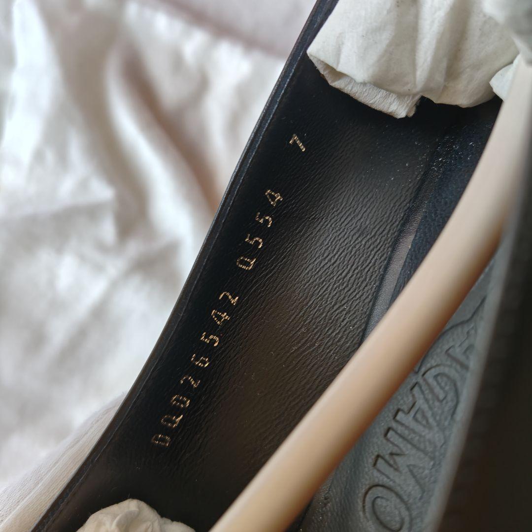 未使用品級 Salvatore Ferragamo ブラックレザー パンプス