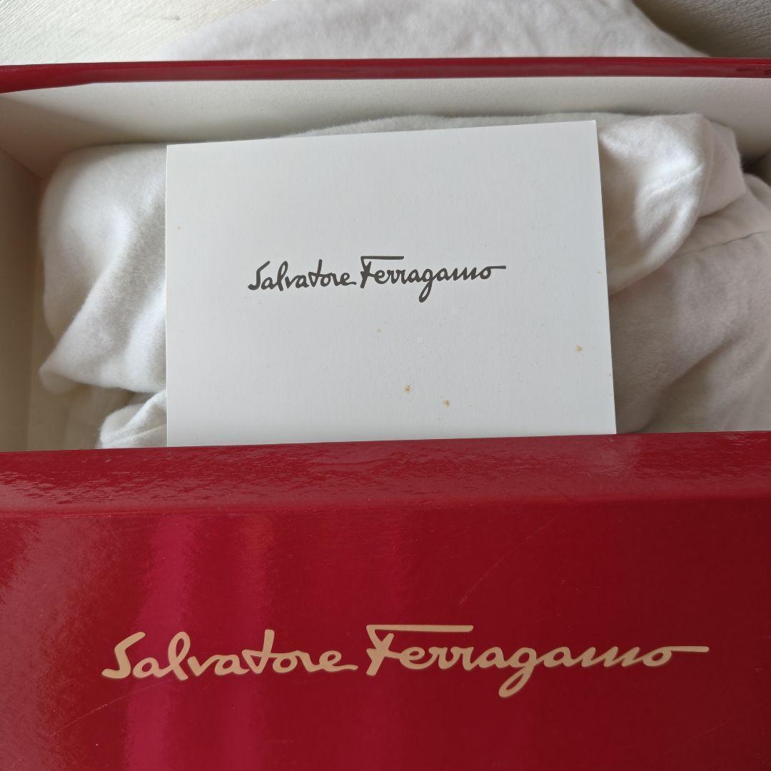 未使用品級 Salvatore Ferragamo ブラックレザー パンプス