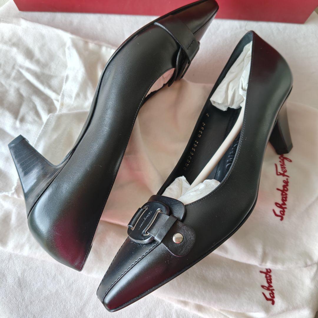 未使用品級 Salvatore Ferragamo ブラックレザー パンプス