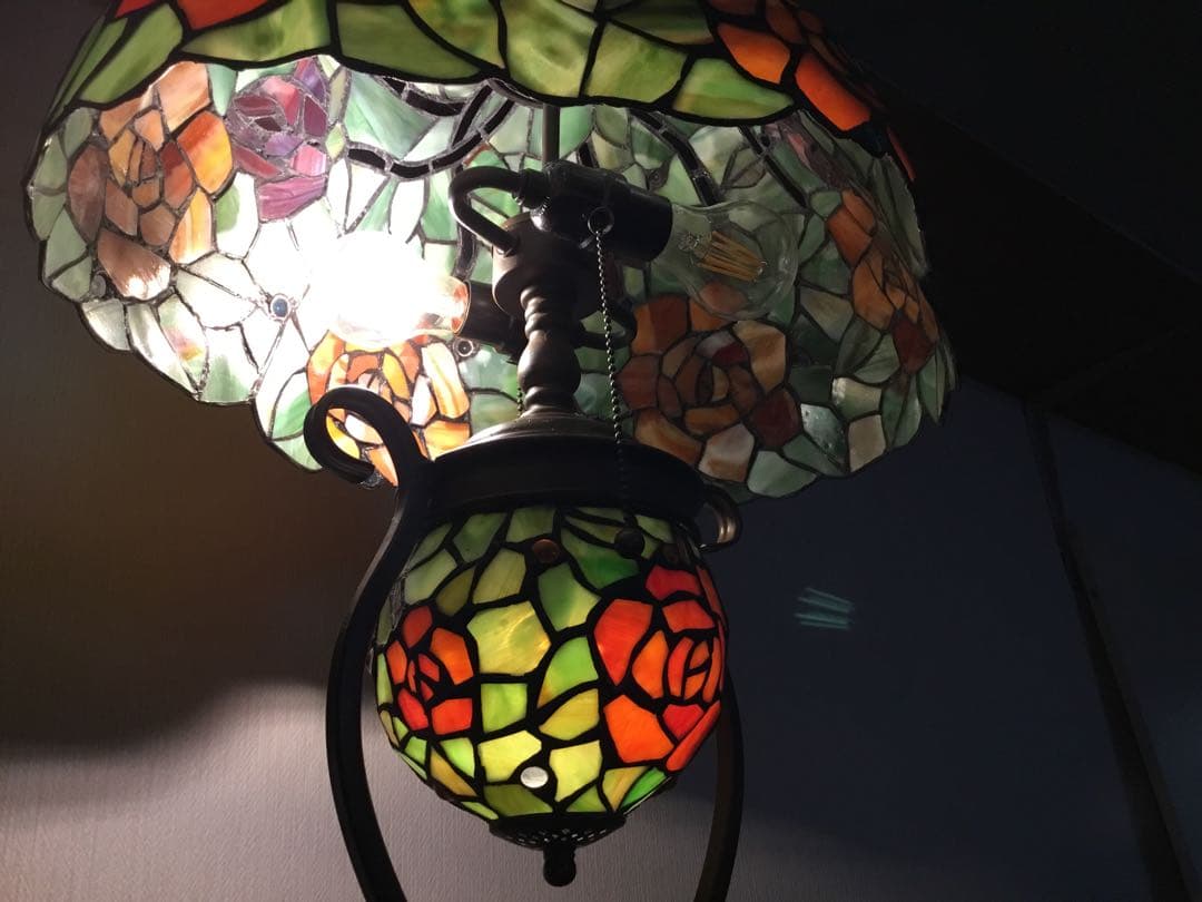 薔薇があでやかな大きなステンドグラス／宙に浮かぶ常夜灯がまるで浮かんでいる様