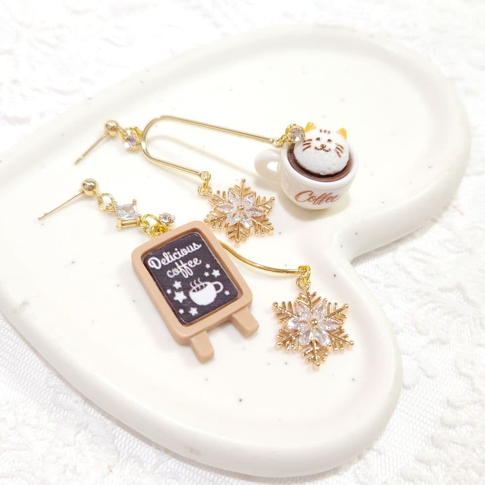 ジルコニア雪の結晶と猫ホイップクリーム 冬のカフェ コーヒー シャンデリアピアス
