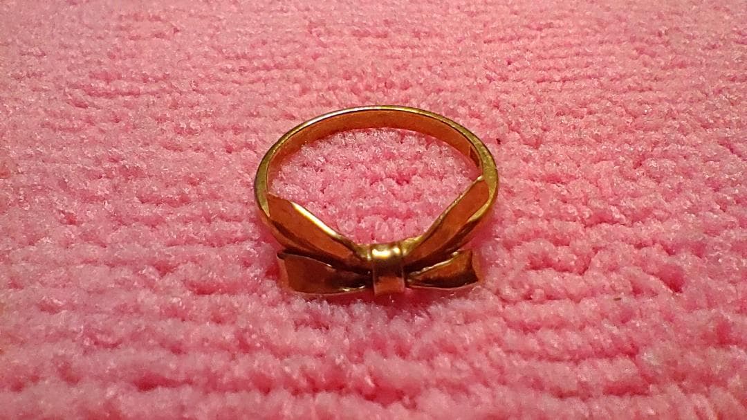 リボン型金色リング