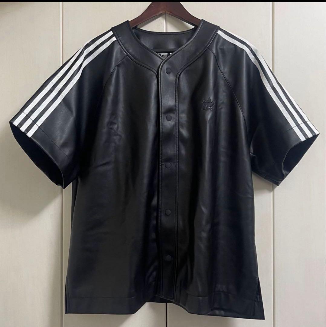 adidas フェイクレザー ベースボールシャツ