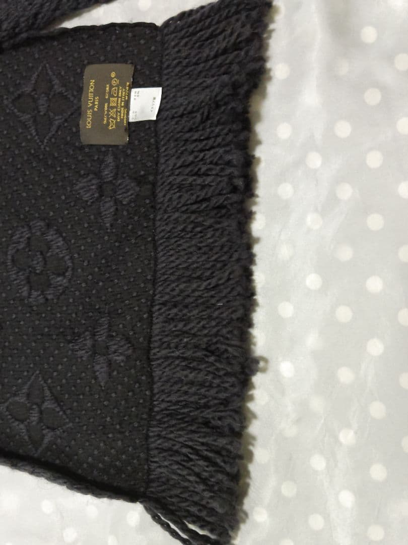 美品！黒いロゴ入りウール混紡マフラー