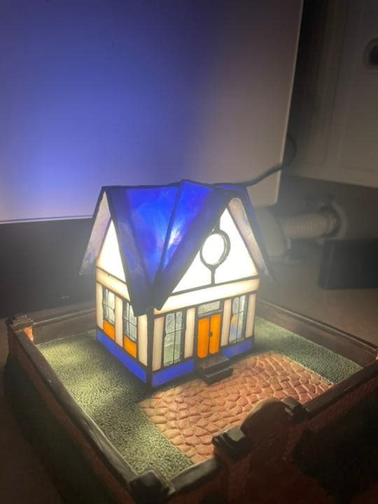 ガラス工芸/ステンドグラス【ステンドガラスのハウス型ライト/青い三角屋根と丸窓