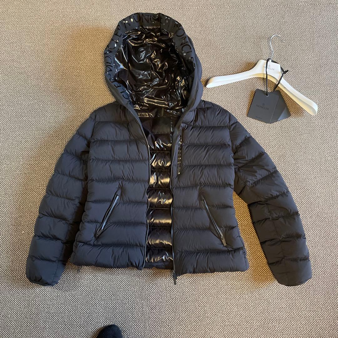 MONCLER フード付きダウンジャケット ブラック えーきちです。