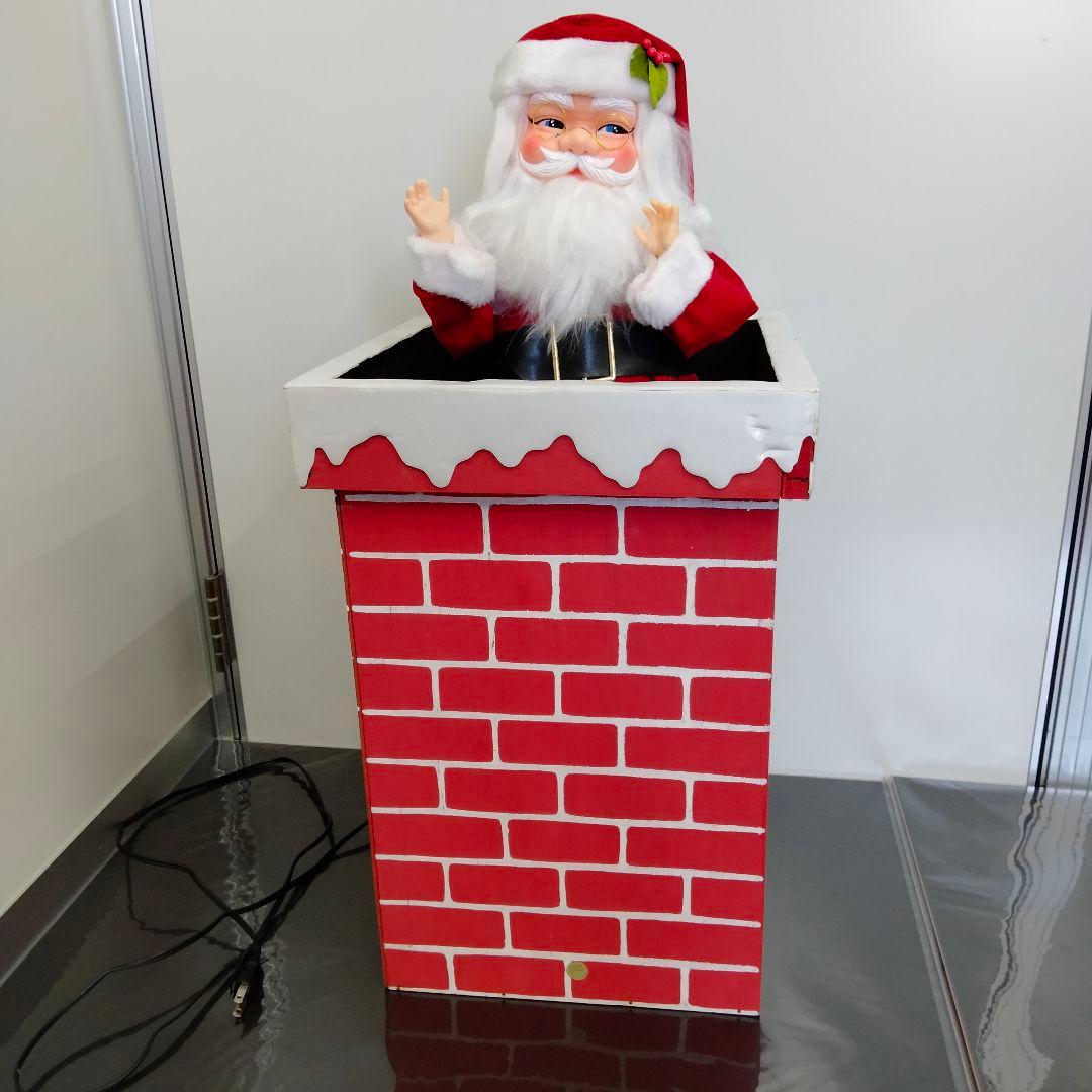 煙突から顔をのぞかせるサンタクロース　サンタ　クリスマス　ディスプレイ