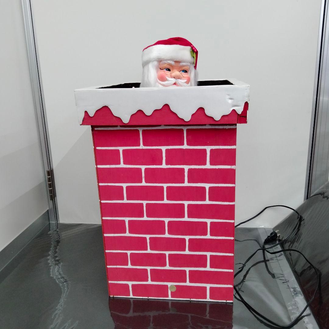 煙突から顔をのぞかせるサンタクロース　サンタ　クリスマス　ディスプレイ